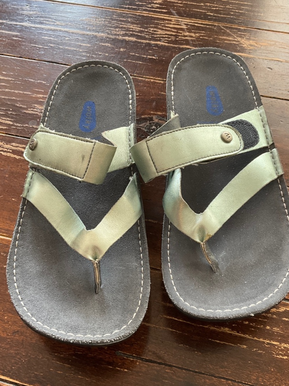 Wolky Sz 38 Metallic Green Thong Sandals with Adjustable Strap